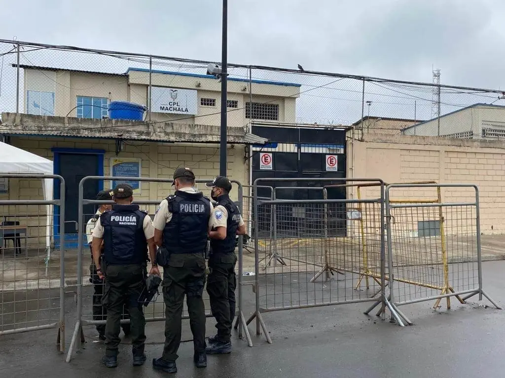Gobierno ecuatoriano confirma la muerte de 27 prisioneros en una cárcel del sur del país