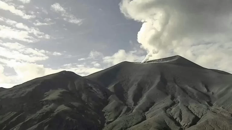 emision-de-ceniza-en-el-volcan-Purace