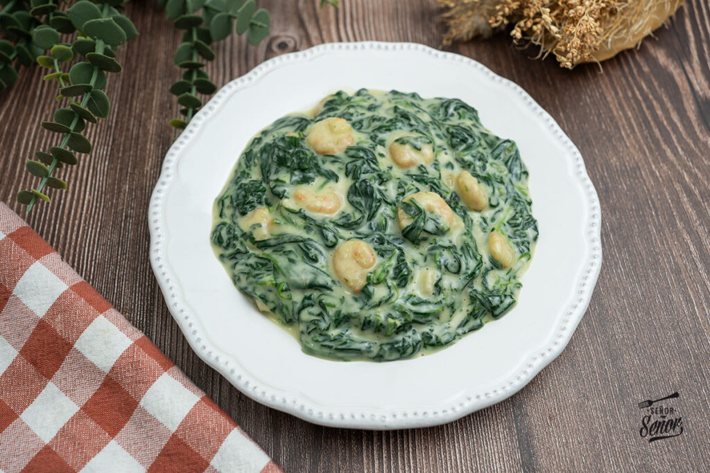 Espinacas a la crema con gambas. Receta casera y deliciosa