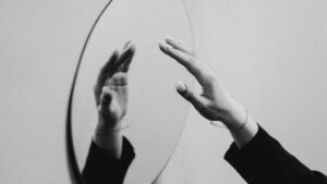 Examínate a ti mismo, olvídate de ti mismo: Ayuda para los introspectivos extremos