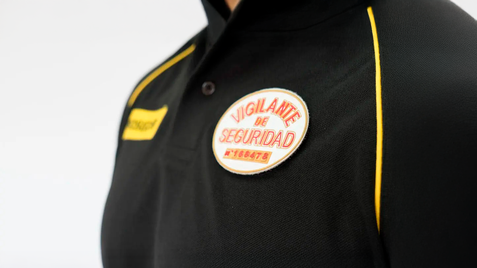 ¿Puede un vigilante de seguridad pedirte el DNI? Abogado da las claves sobre lo que no pueden hacer