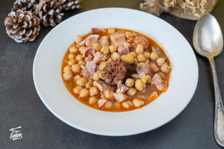 Garbanzos con oreja guisados. Receta casera