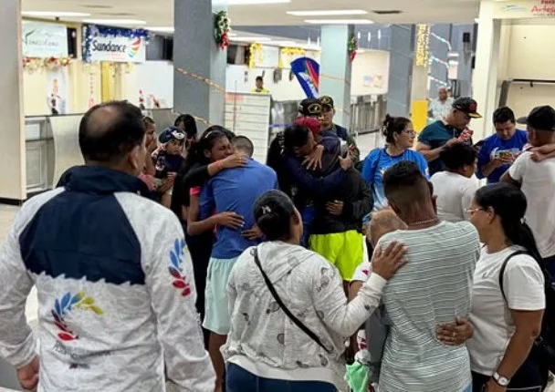Pescadores rescatados se reencontraron con sus familias en el Aeropuerto de Margarita