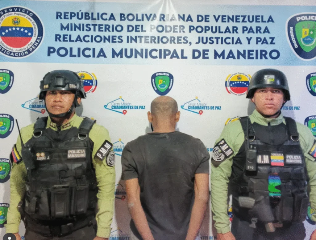 PoliManeiro detiene a sujeto robando luces navideñas en La Trinchera