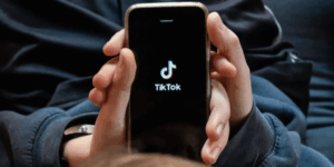 TikTok entra en el mundo de los podcast tras alianza con iHeartMedia
