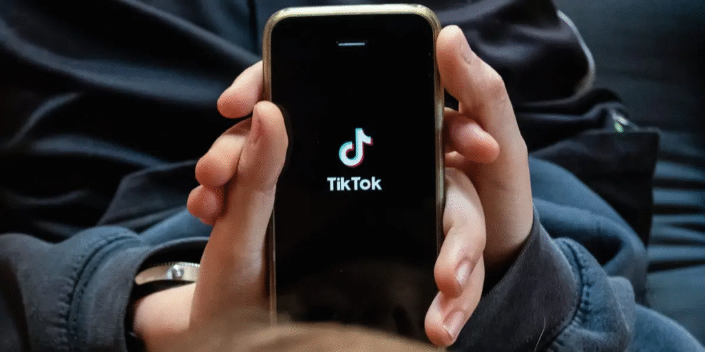 TikTok entra en el mundo de los podcast tras alianza con iHeartMedia