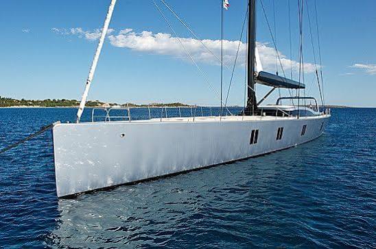 El superyate de vela Sarissa recala en Piriápolis: un icono tecnológico de la navegación de lujo