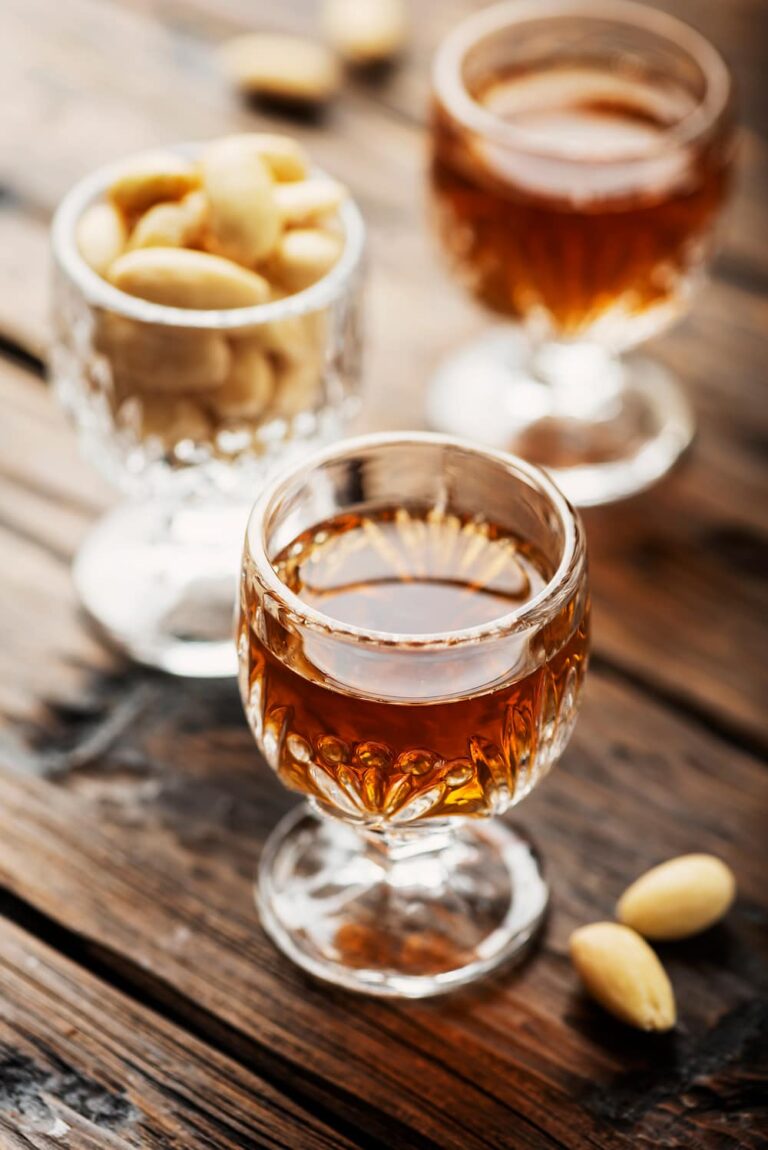 Amaretto: qué es, a qué sabe y las mejores formas de disfrutar este licor italiano