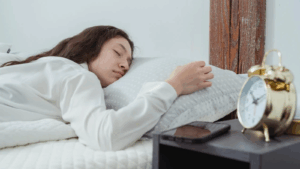 ¿Es peligroso dormir con el móvil cargando?