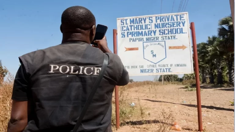 Liberan rehenes de escuela católica en Nigeria tras masivo secuestro