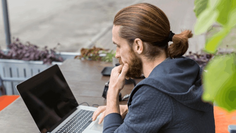 Muchos españoles pagan 10 € más en su factura de móvil o Internet y no lo saben: estos son los conceptos que debes eliminar de inmediato