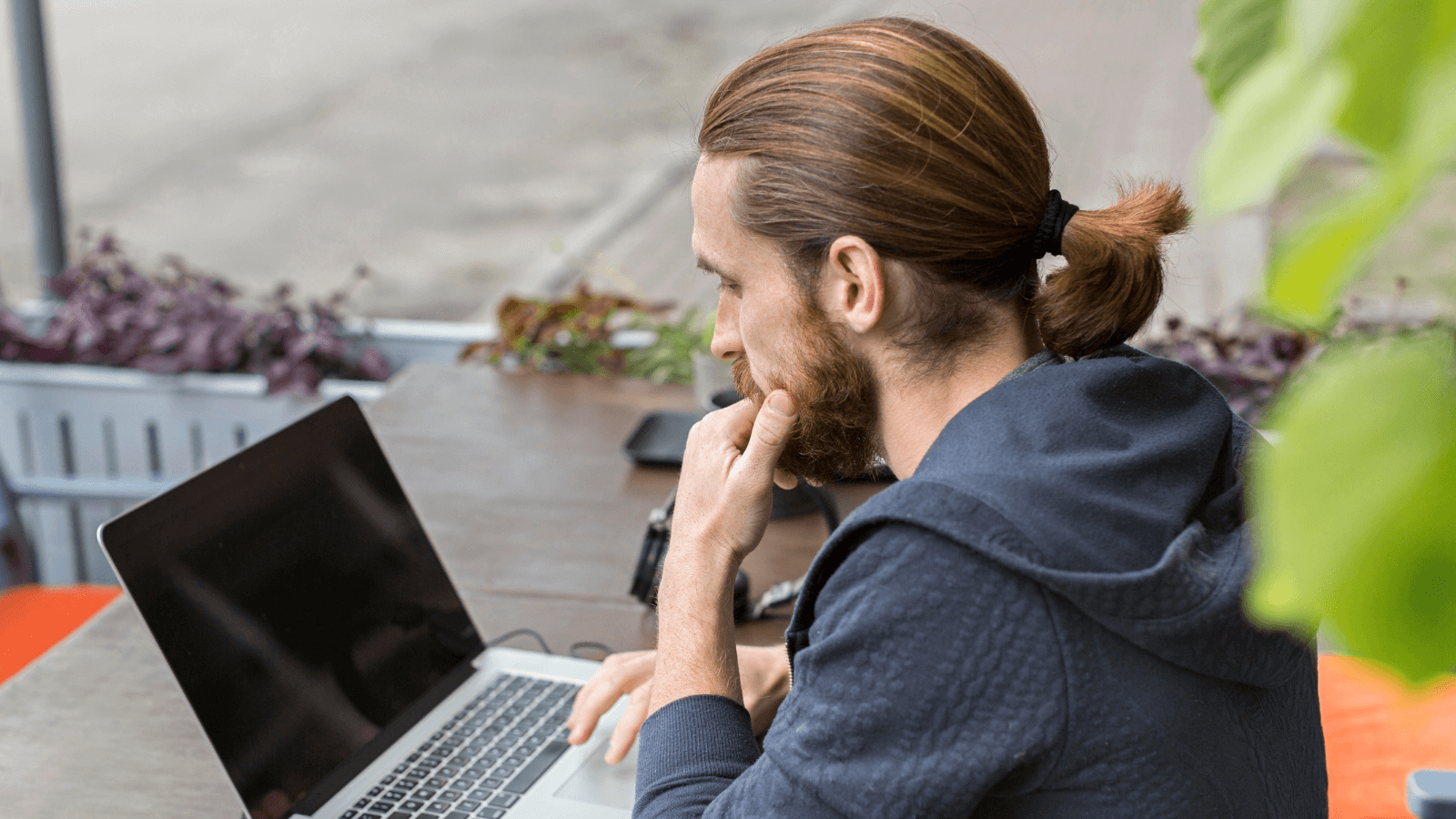 Muchos españoles pagan 10 € más en su factura de móvil o Internet y no lo saben: estos son los conceptos que debes eliminar de inmediato