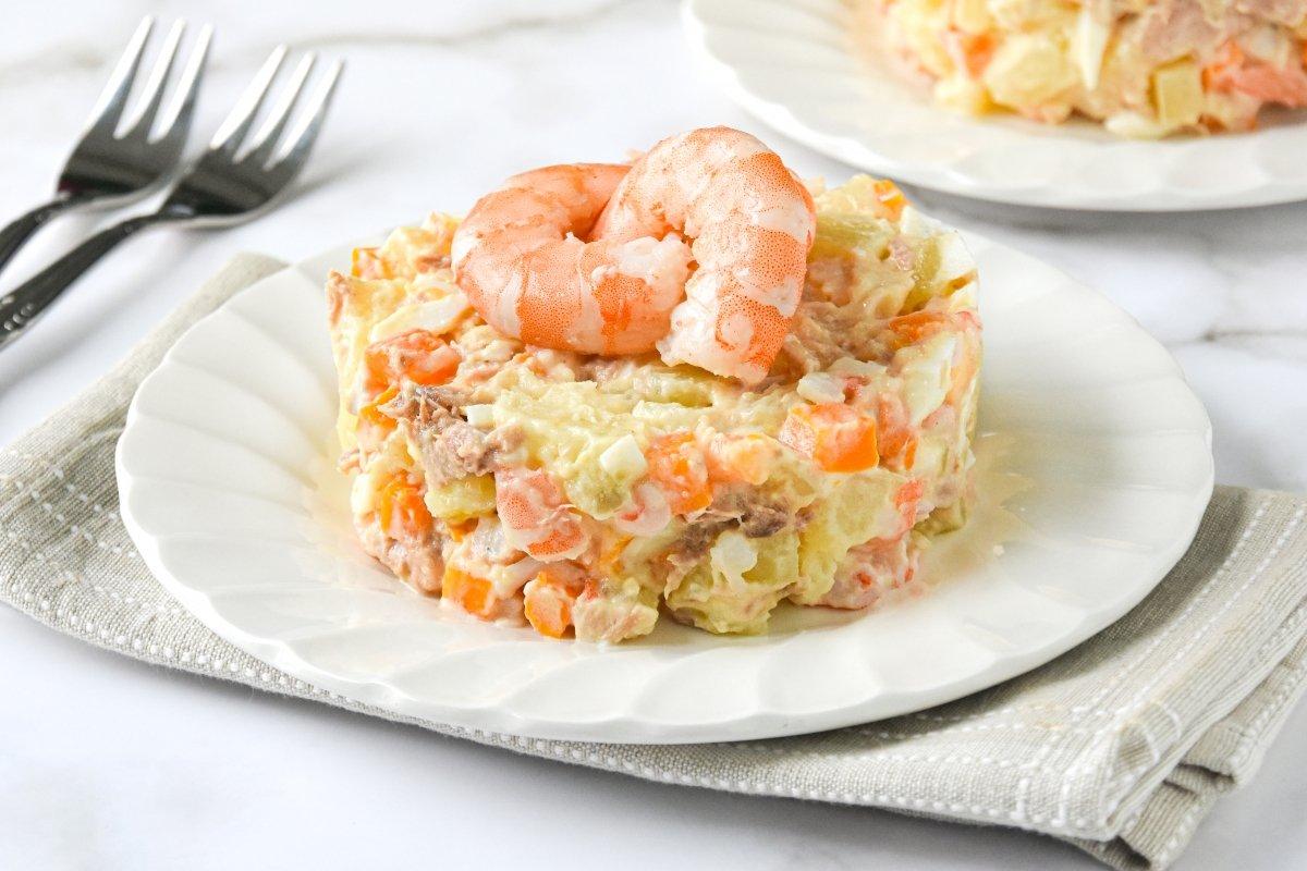 Ensaladilla de gambas andaluza: receta, trucos y mayonesa de gambas