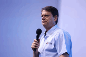 Tarcísio critica condena de Bolsonaro y niega candidatura presidencial en 2026