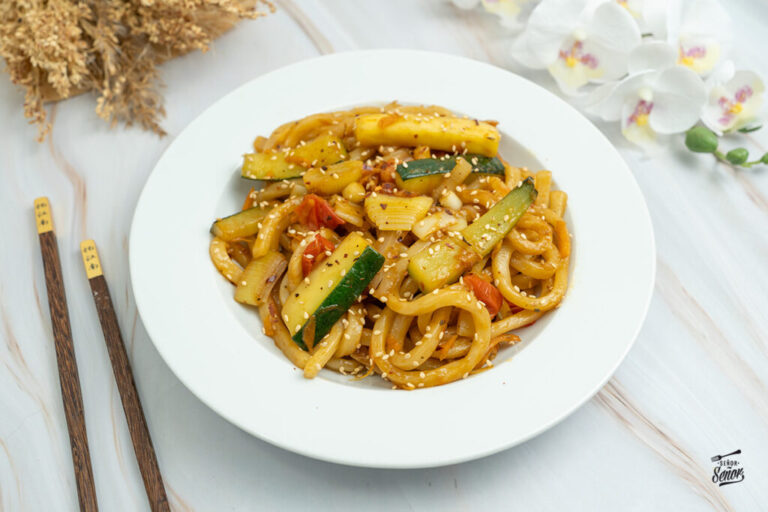 Yaki udon con verduras. Receta sana de la cocina china