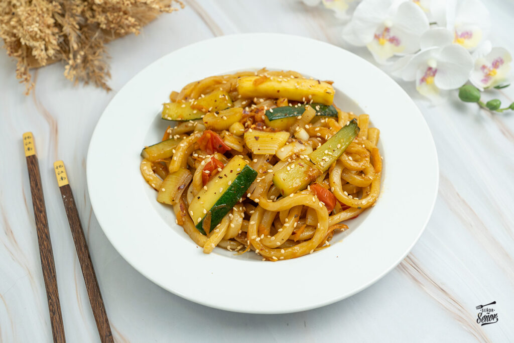 Yaki udon con verduras. Receta sana de la cocina china