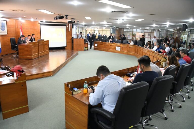 Junta apura a Bello por préstamo para aguinaldos, pero duda de capacidad de pago