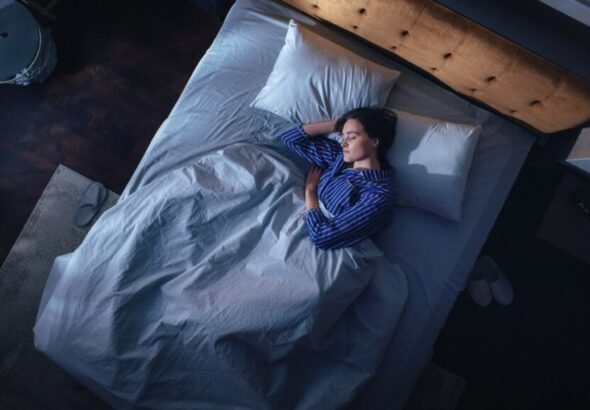 Dormir poco o mal de lunes a viernes: ¿se puede recuperar durmiendo más en el fin de semana? Este es el daño oculto que causa.