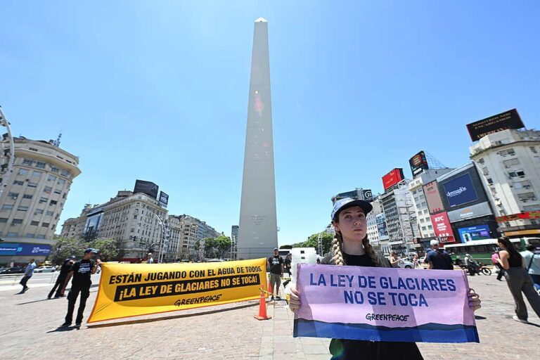 “Están jugando con el agua. La Ley de Glaciares no se toca”: intervención de Greenpeace en el Obelisco.