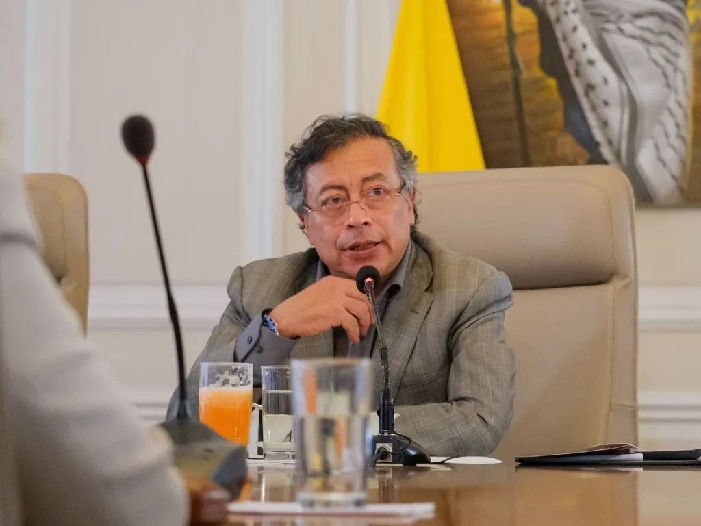 Colombia | Petro eleva la tensión diplomática y exige a la OACI frenar lo que denuncia como un cierre “ilegal” del espacio aéreo colombiano