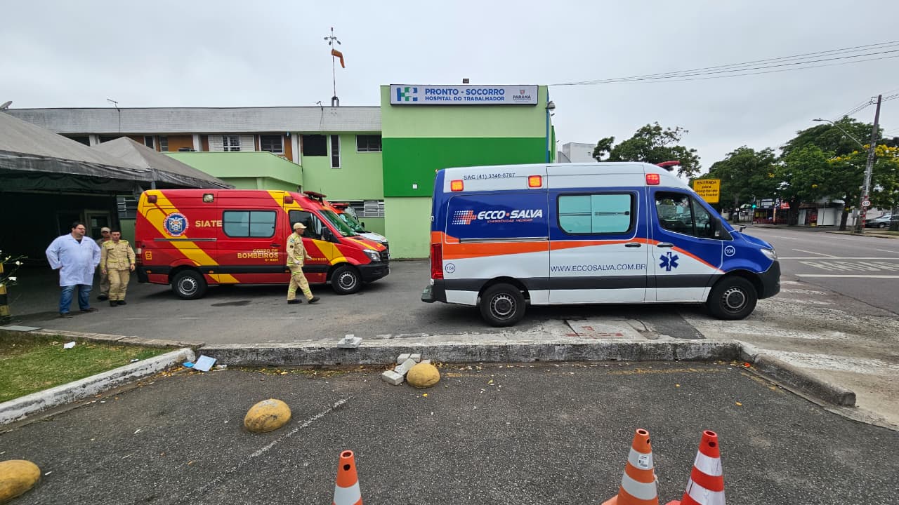 Colapso na Saúde de Curitiba: ambulâncias fazem filas nos hospitais por atendimento emergencial