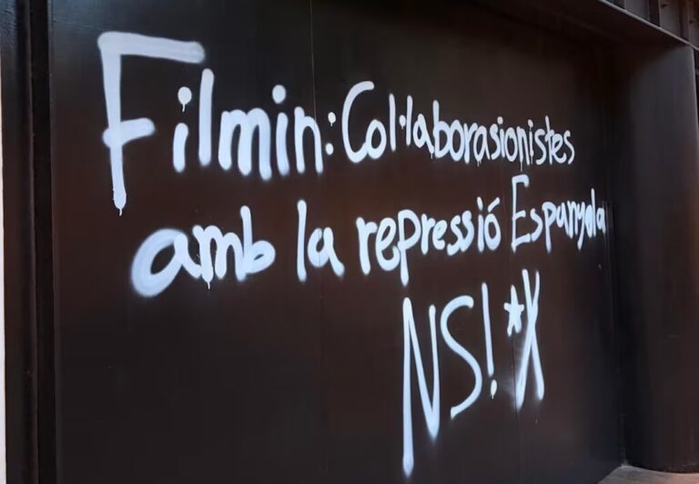 Filmin ha estrenado un documental sobre los antidisturbios del procés. Y ahora tiene pintadas amenazantes en su sede