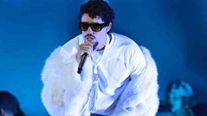 Ante vuelos costosos, miles de asistentes a Bad Bunny llegan a Medellín por carretera