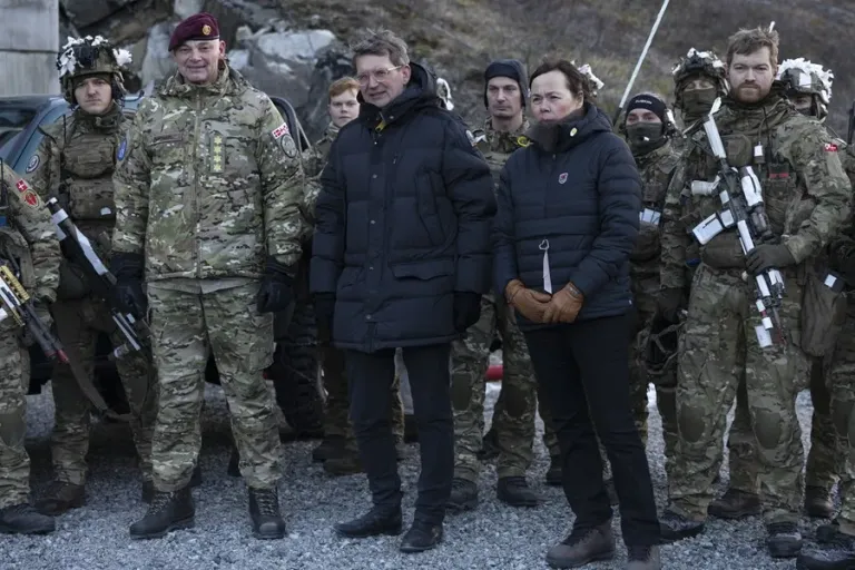 epa9745-visita-de-defensa-a-groenlandia