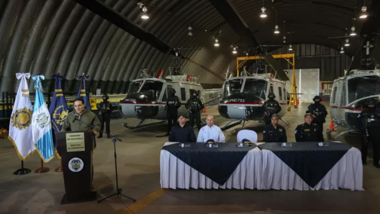 Guatemala: Gobierno rechaza negociar con reclusos que mantienen a 46 rehenes