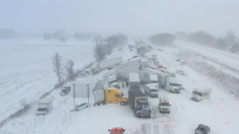 La colisión múltiple que involucró a más de 100 carros y colapsó importante autopista de EEUU