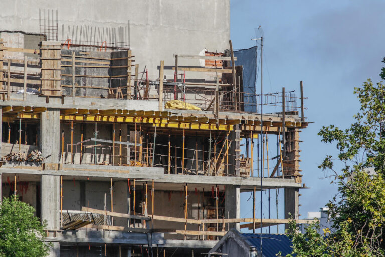 Un obrero de 24 años murió al caer desde altura en obra de Punta Carretas