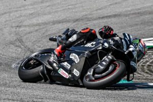 Bezzecchi domina al final y lidera el último día de pretemporada de MotoGP en Tailandia