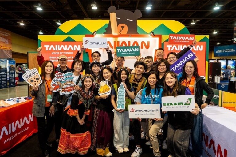 Representatives_from_Taiwan_Tourism_Administration__China_Airlines__EVA_Air__STARLUX_Airlines__and_t-1-1
