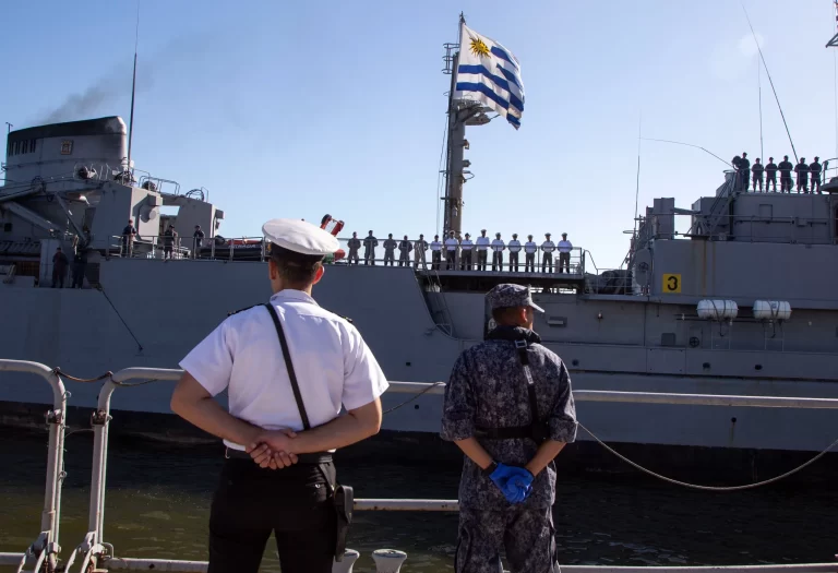 El ROU 04 regresó a Montevideo tras completar el reabastecimiento de la Base Antártica Artigas