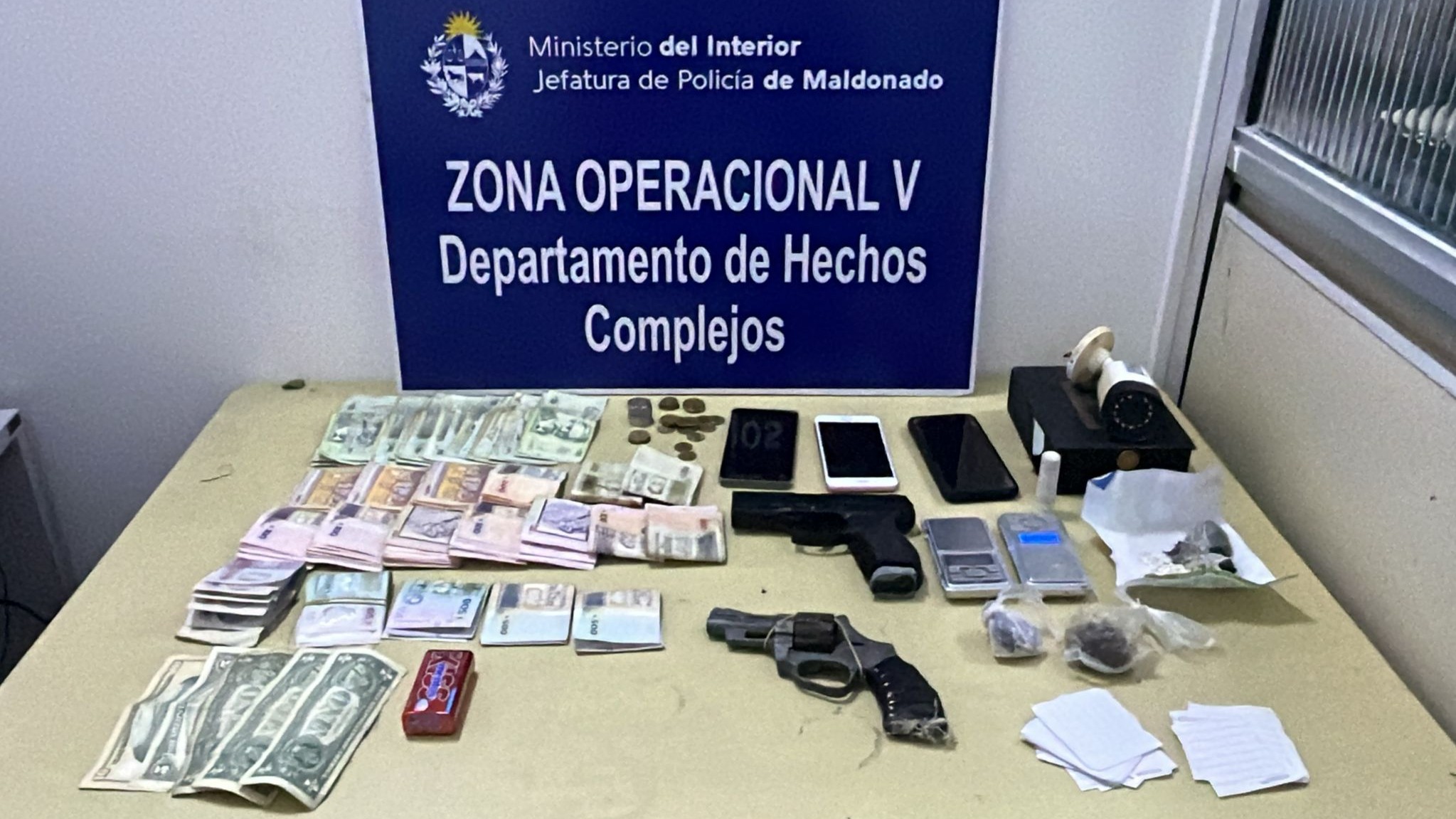 Seis detenidos tras allanamiento con incautación de droga y armas