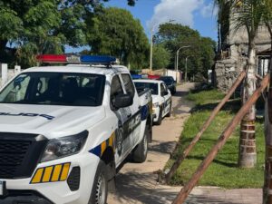 Tres detenidos y armas incautadas tras persecución policial 