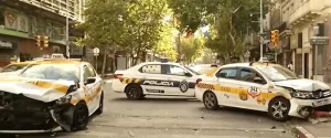 Choque entre dos taxis en la avenida 18 de Julio dejó daños materiales y tránsito afectado