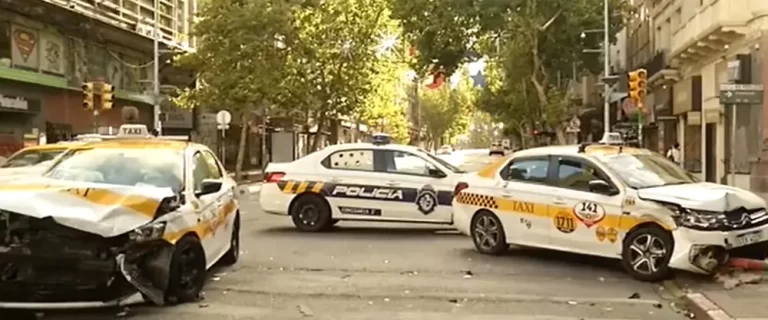 Choque entre dos taxis en la avenida 18 de Julio dejó daños materiales y tránsito afectado