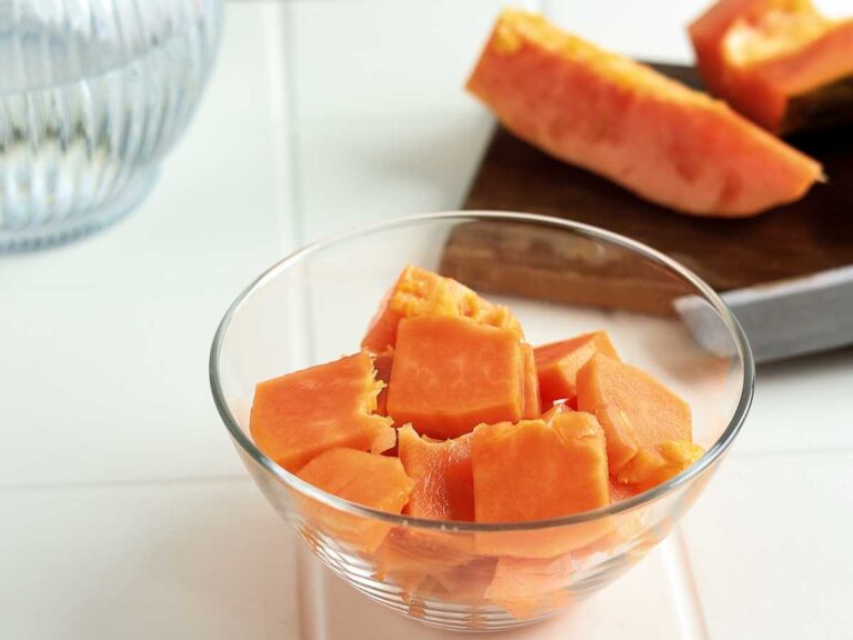 cortar-papaya-en-cubos
