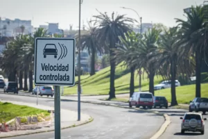 Oposición uruguaya articula proyecto para reducir multas de tránsito máximas y ajustar el cálculo de la patente