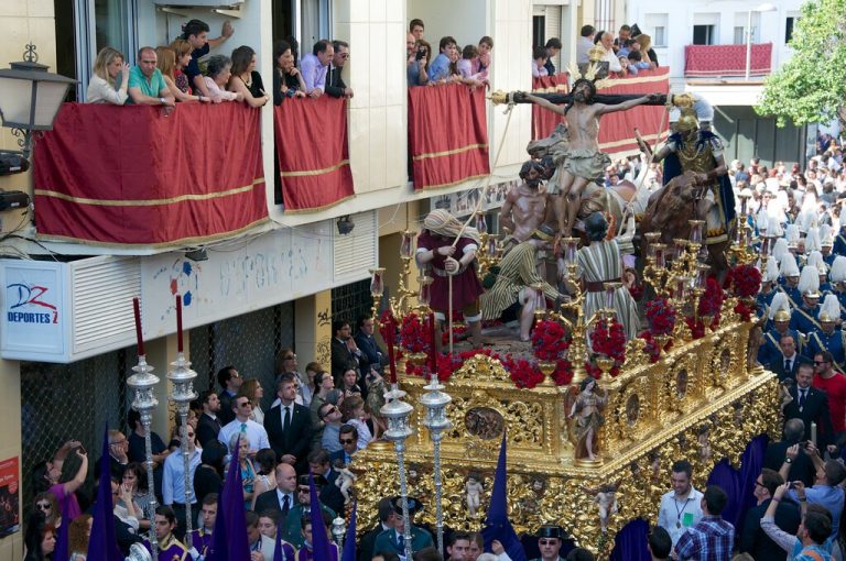En Sevilla la mercantilización de la Semana Santa ha creado un negocio: alquiler de balcones a 9.000 euros