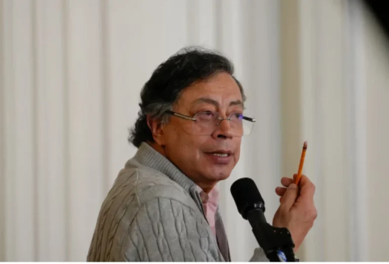 Petro: bomba en territorio colombiano es del Ejército ecuatoriano