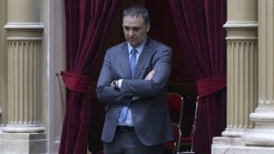 «Somos humanos y cometemos errores»: Jefe de Gabinete argentino se pronuncia por el polémico viaje a EE.UU. con su esposa