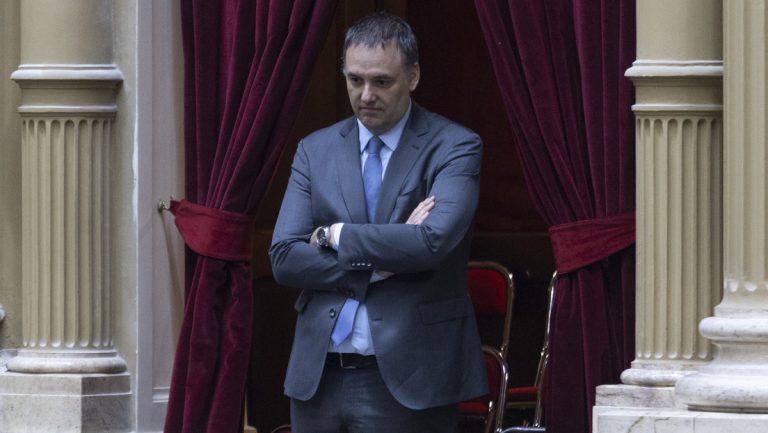 «Somos humanos y cometemos errores»: Jefe de Gabinete argentino se pronuncia por el polémico viaje a EE.UU. con su esposa