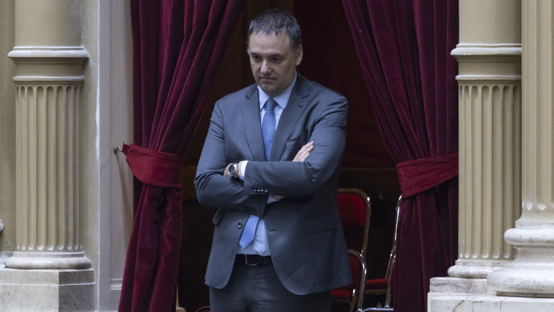 «Somos humanos y cometemos errores»: Jefe de Gabinete argentino se pronuncia por el polémico viaje a EE.UU. con su esposa
