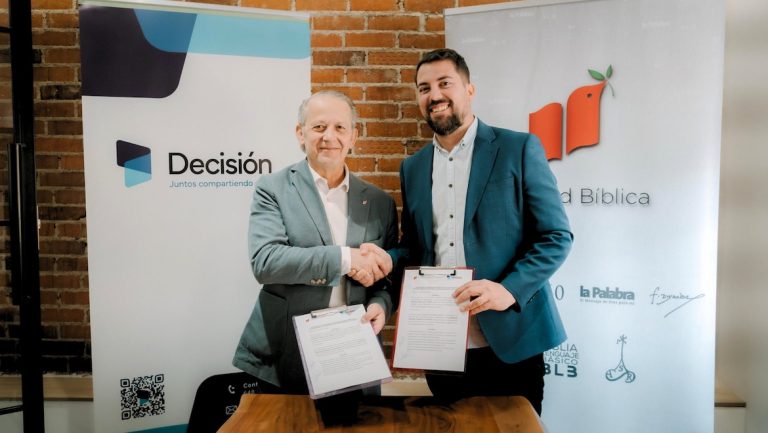 Sociedad Bíblica y Decisión firman un acuerdo para impulsar el evangelio en España