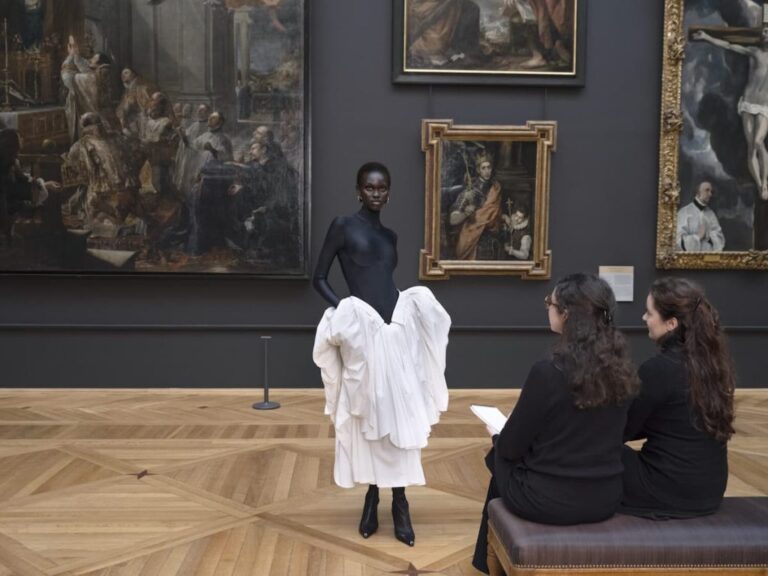 Cuando el Louvre se convierte en atelier: Marine Serre reescribe la Mona Lisa desde la moda circular