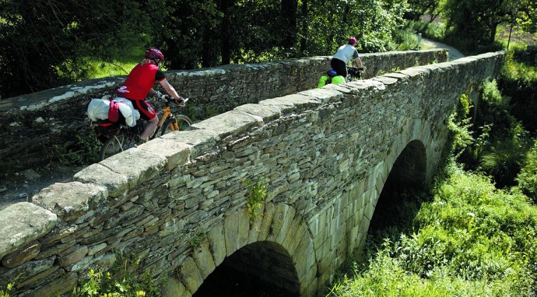 Galicia, con Francia y Portugal, en la valorización turística y cultural de los Caminos de Santiago