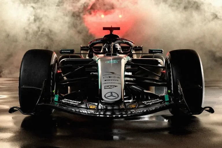 Mercedes presenta una particular decoración para el GP de Japón