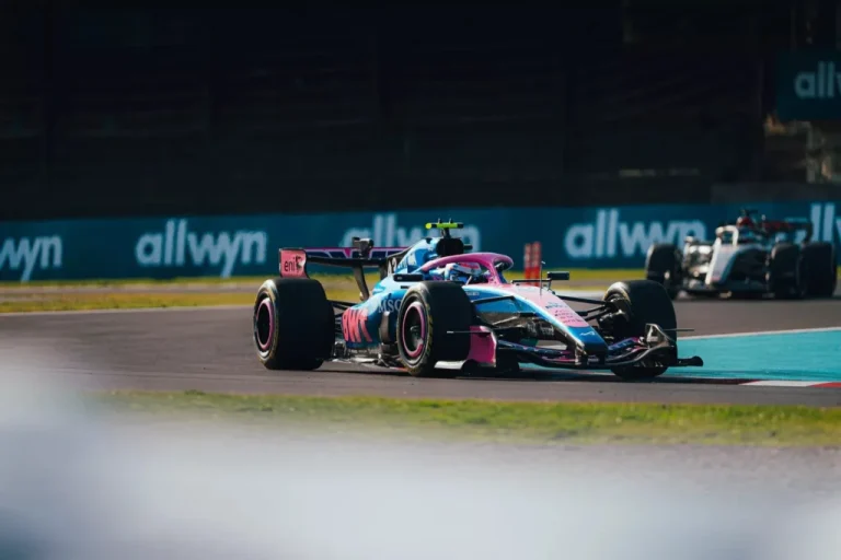 El auto de seguridad interfiere en la persecución de Colapinto por puntos en Japón